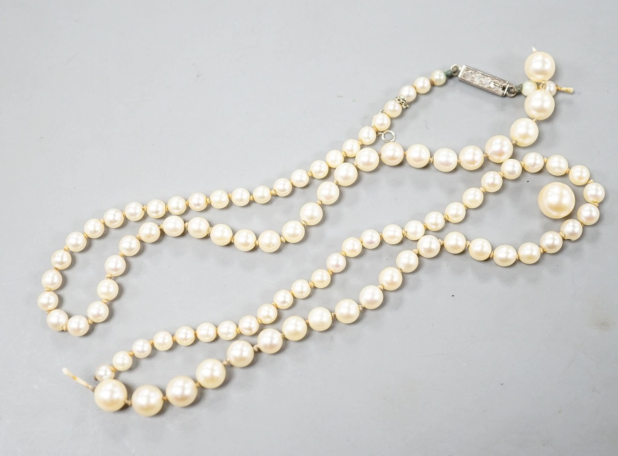 A single strand graduated cultured pearl necklace, 48cm string a.f.